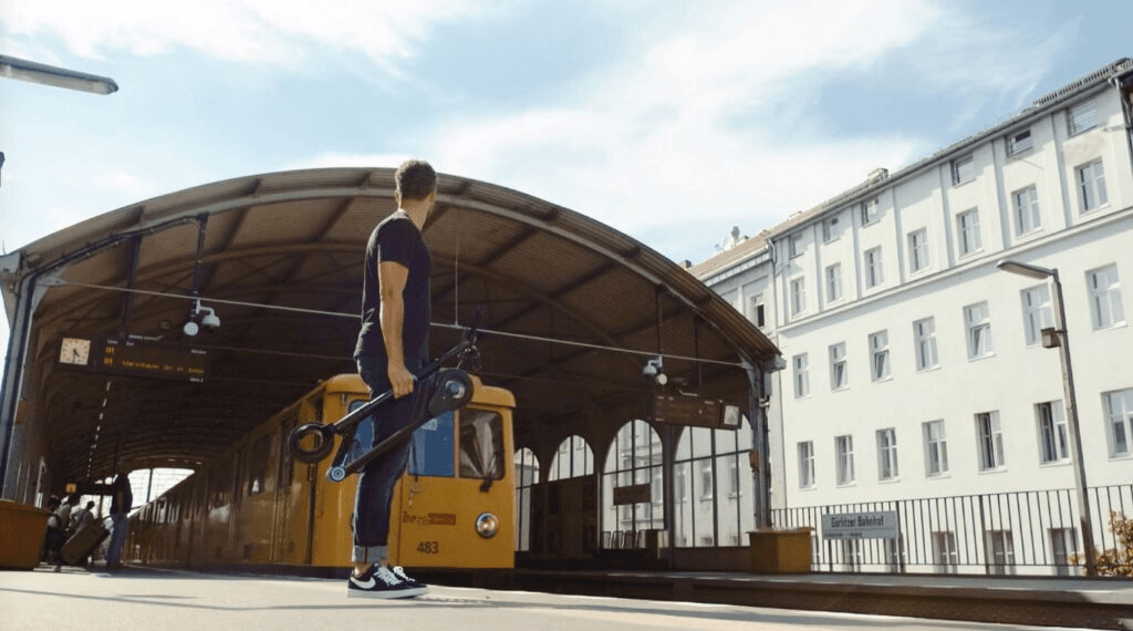 BrakeForceOne Flynn Bahn BrakeForceOne Flynn mit Mann neben einer Bahn