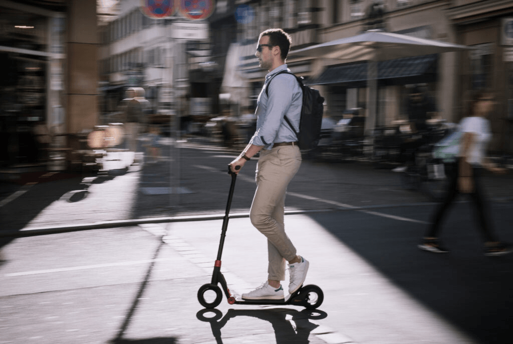 mann-auf-brakeforceone-flynn-stadt