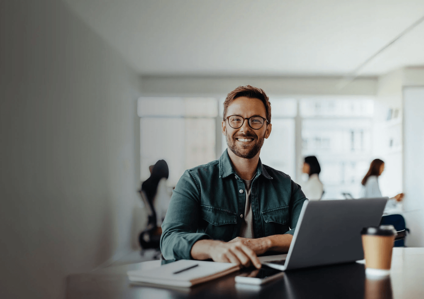 person-am-laptop-froehlich