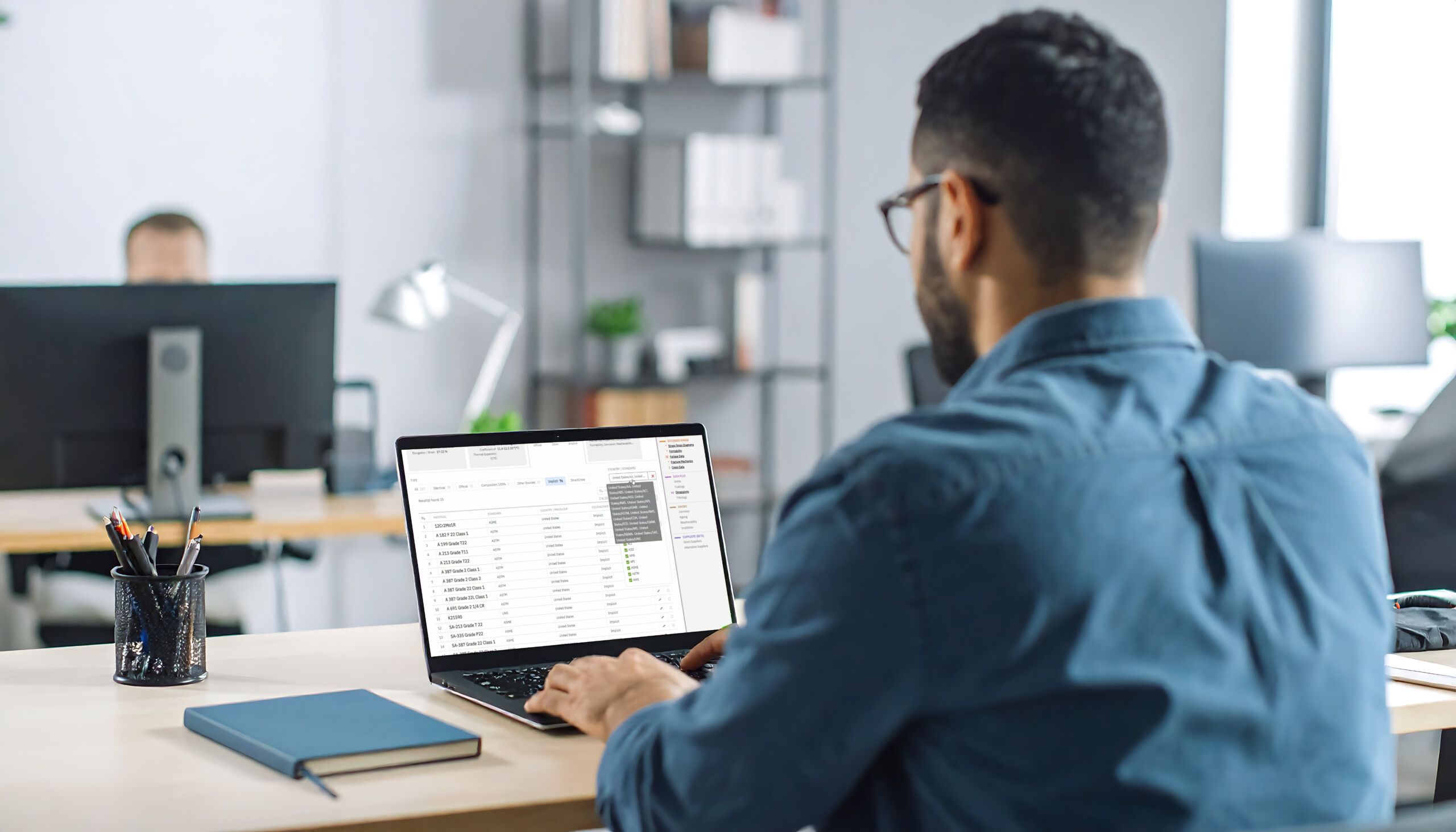 Person am Arbeitsplatz mit geöffneter Total Materia Software auf dem Bildschirm