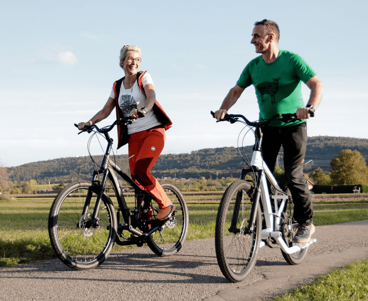 Personen mit Streetsteppern in der Landschaft unterwegs