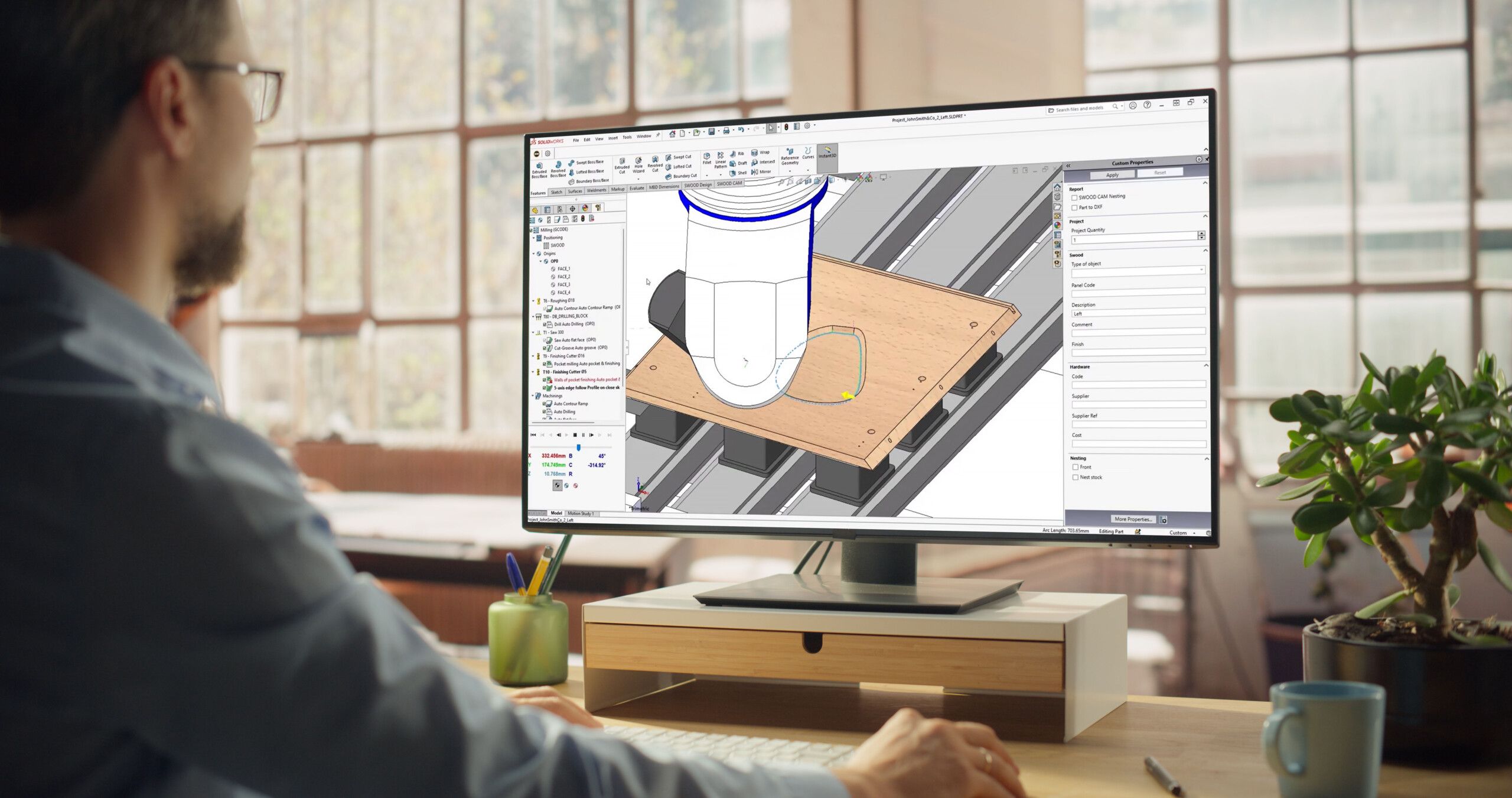 Person nutzt SWOOD Shopfitting Software am Arbeitsplatz