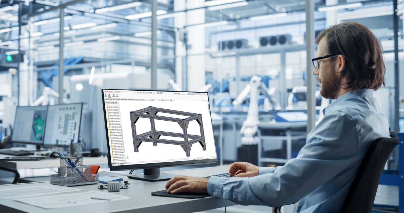 Person am Arbeitsplatz AluFrame Assistant Person nutzt AluFrame Assistant am CAD-Arbeitsplatz