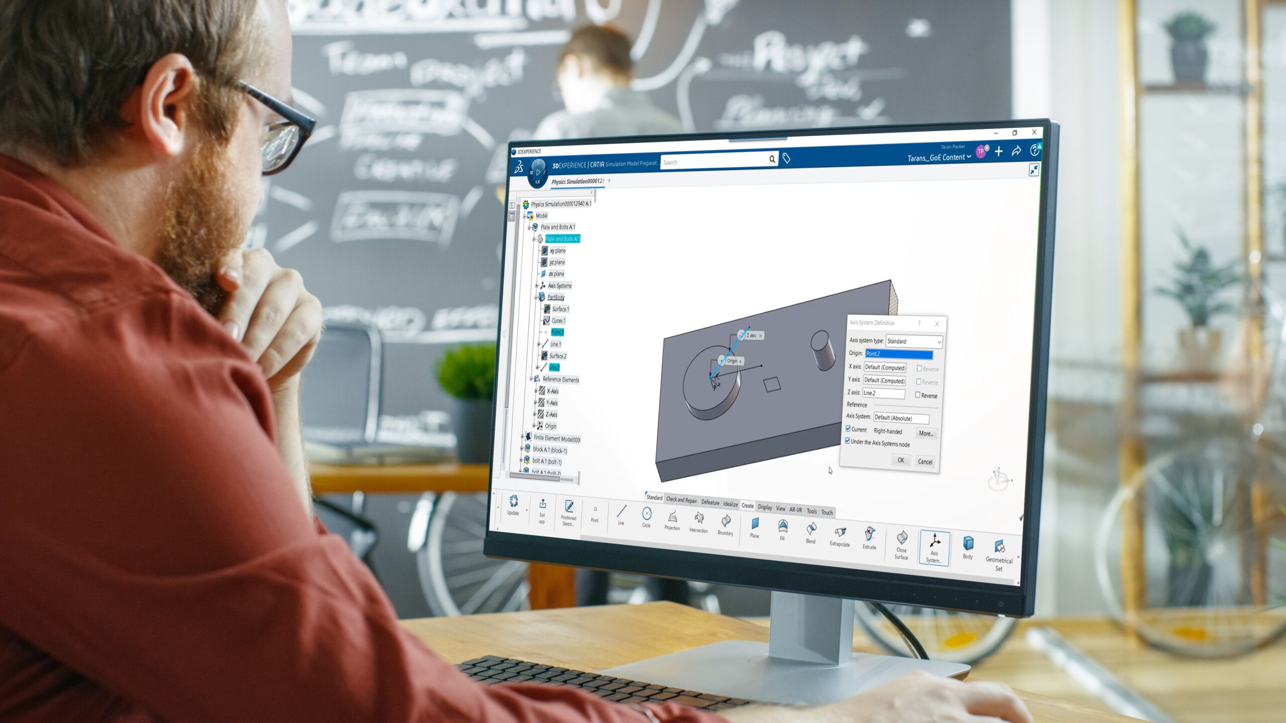 Person am Arbeitsplatz Bildschirm mit SIMULIA Person arbeitet mit SIMULIA Software am Bildschirm