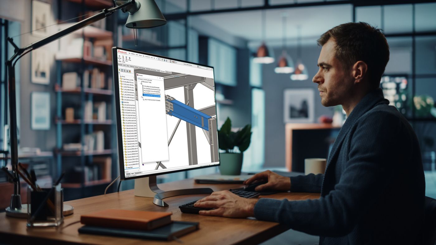 Person am Arbeitsplatz mit DSTV Assistant Person arbeitet mit dem DSTV Assistant am Bildschirm