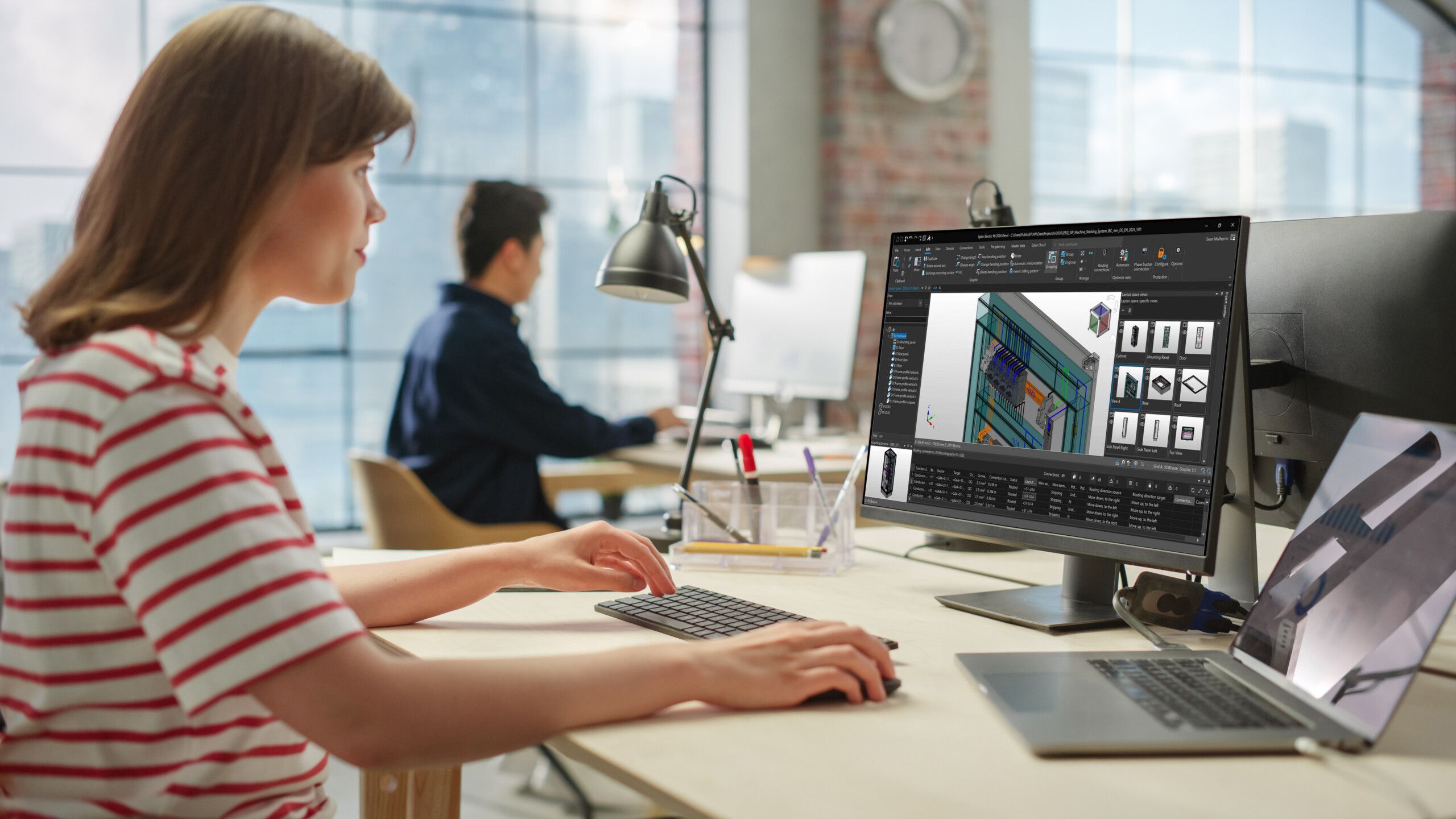 Person nutzt Eplan Software am Arbeitsplatz