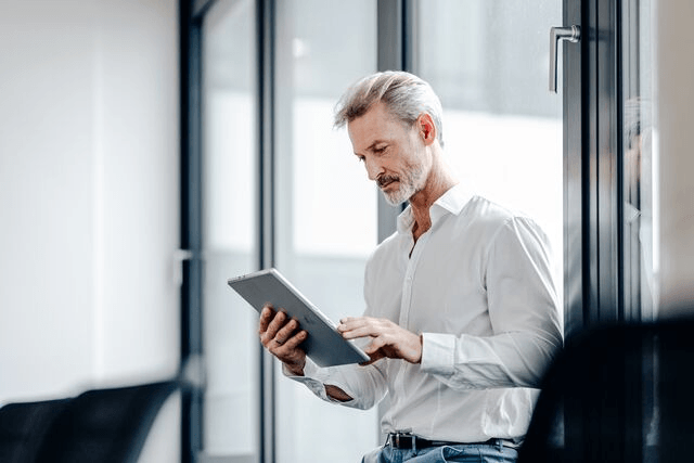 person-am-tablet-stehend-bei-der-arbeit