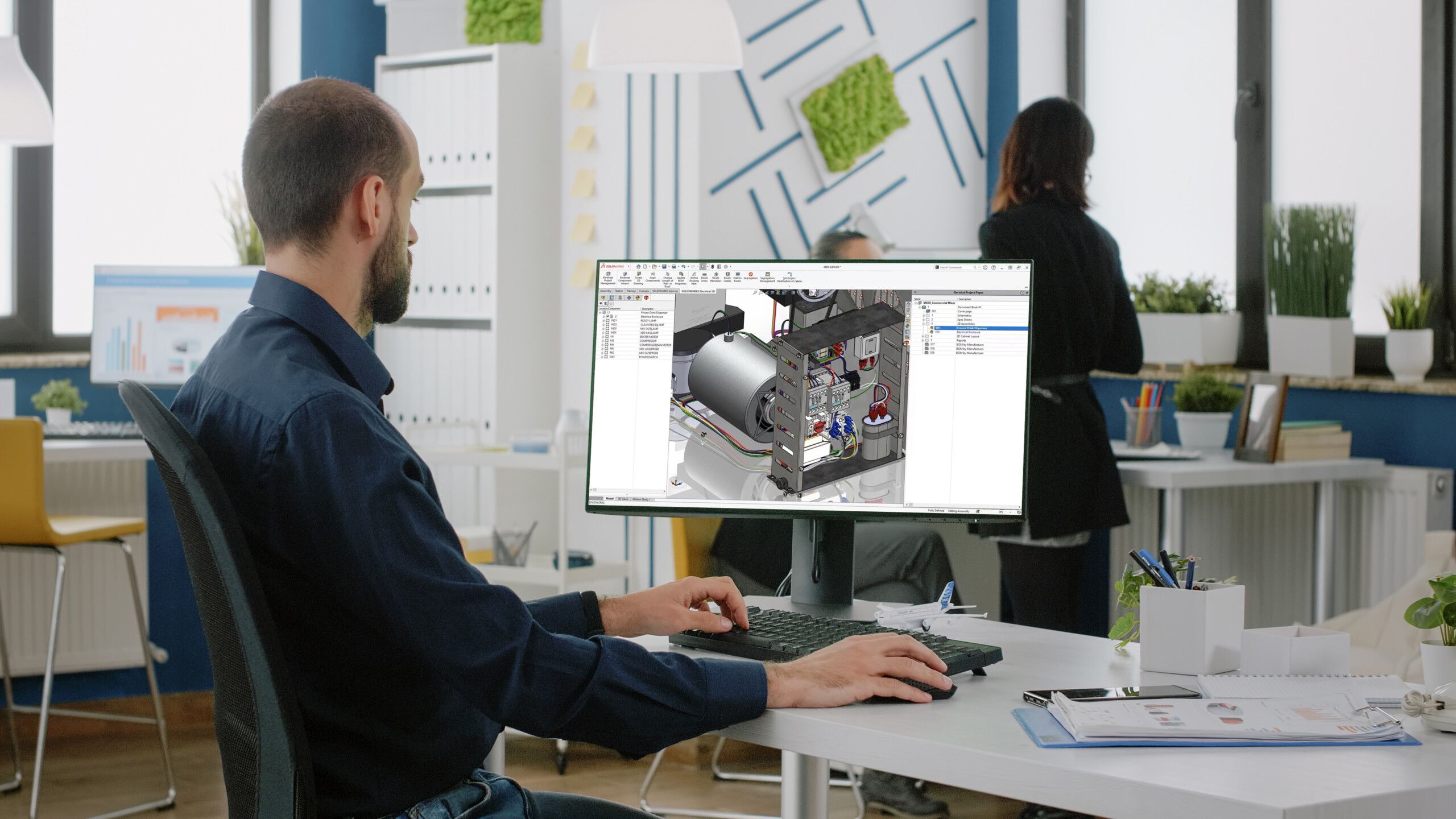 Person arbeitet mit SOLIDWORKS Electrical 3D am Bildschirm