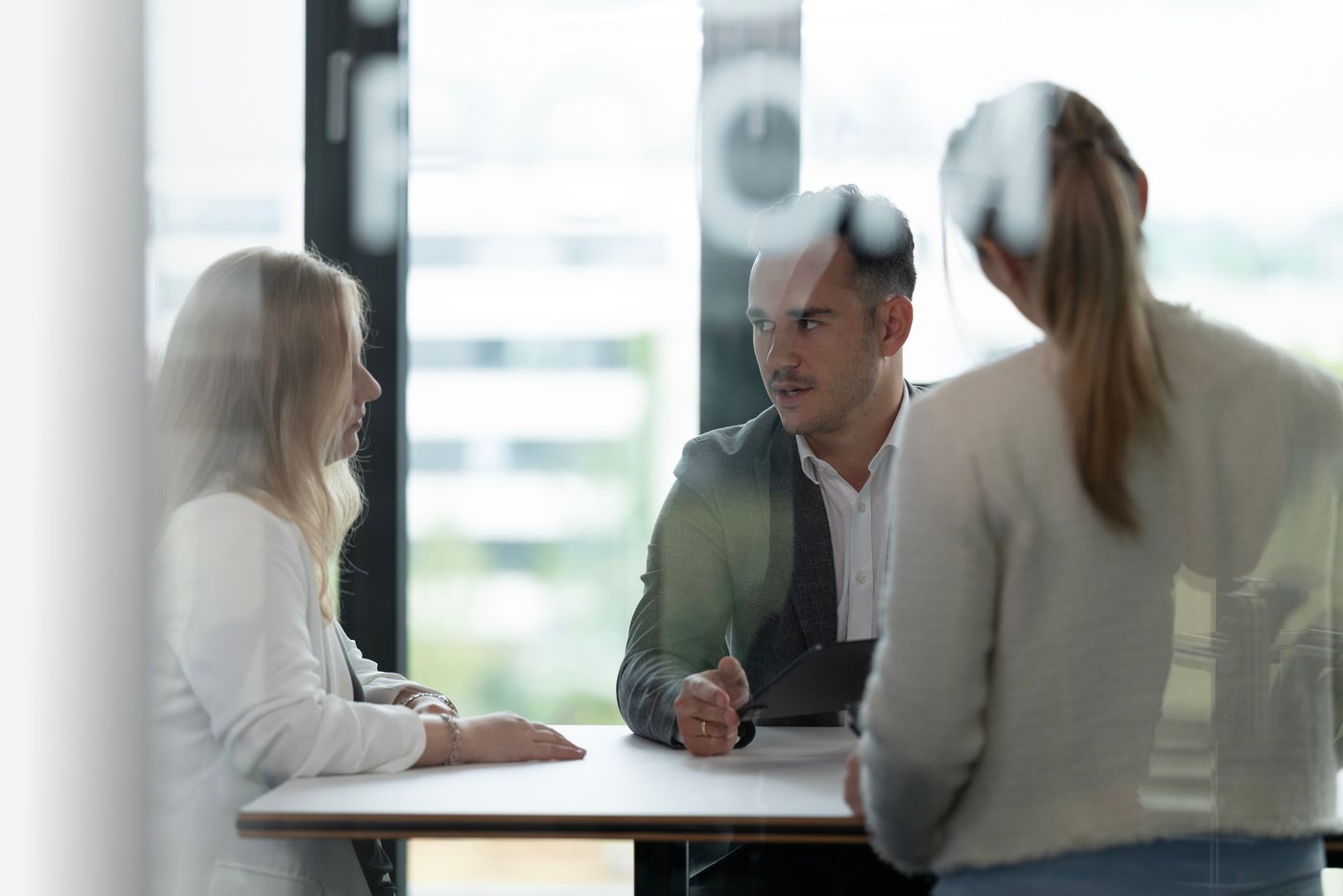 drei-personen-im-austausch-buero