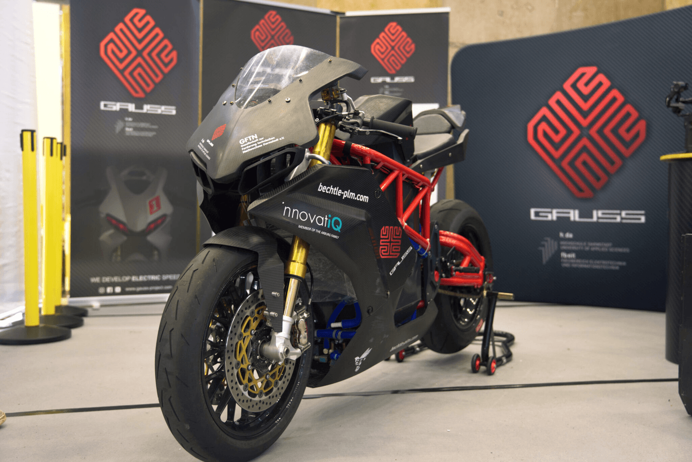 gauss-project-elektronisches-rennmotorrad-auf-messe
