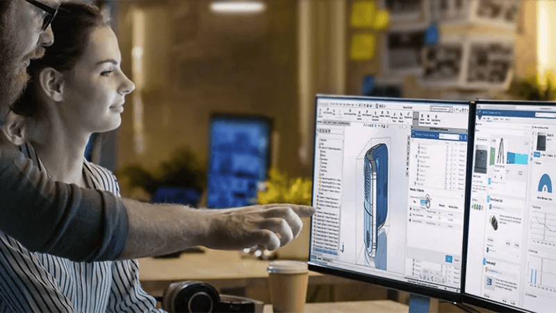 Mann und Frau am Arbeitsplatz – PDM-System Ein Mann und eine Frau arbeiten gemeinsam an einem PDM-System am Arbeitsplatz