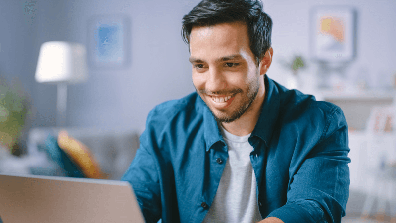 person-vor-laptop-glücklich