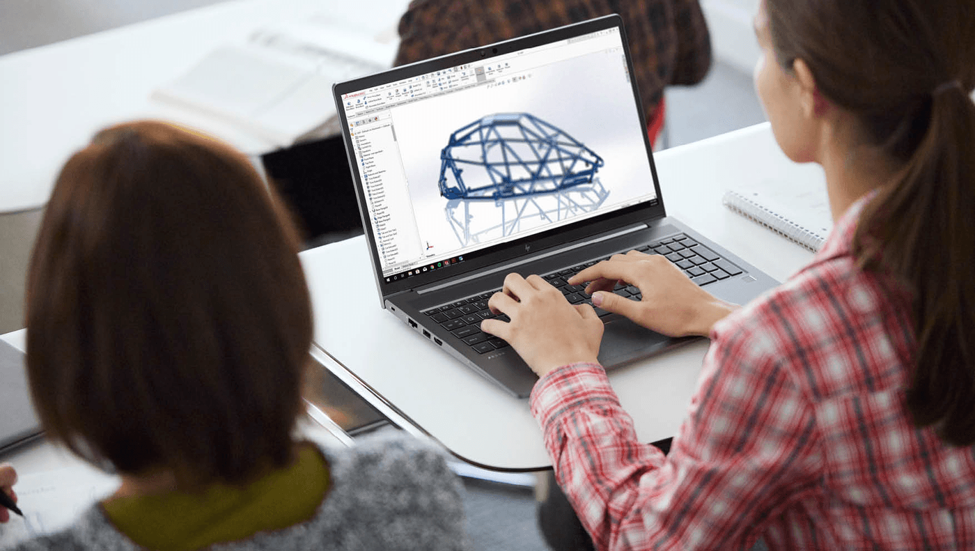 zwei-personen-konstruieren-am-laptop-in-universitaet