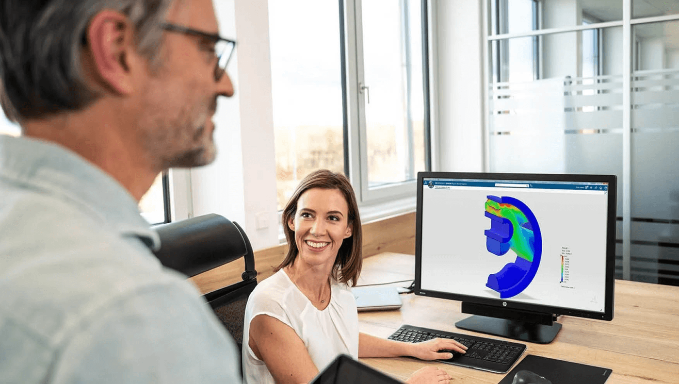 zwei-personen-vor-bildschirm-simulationssoftware