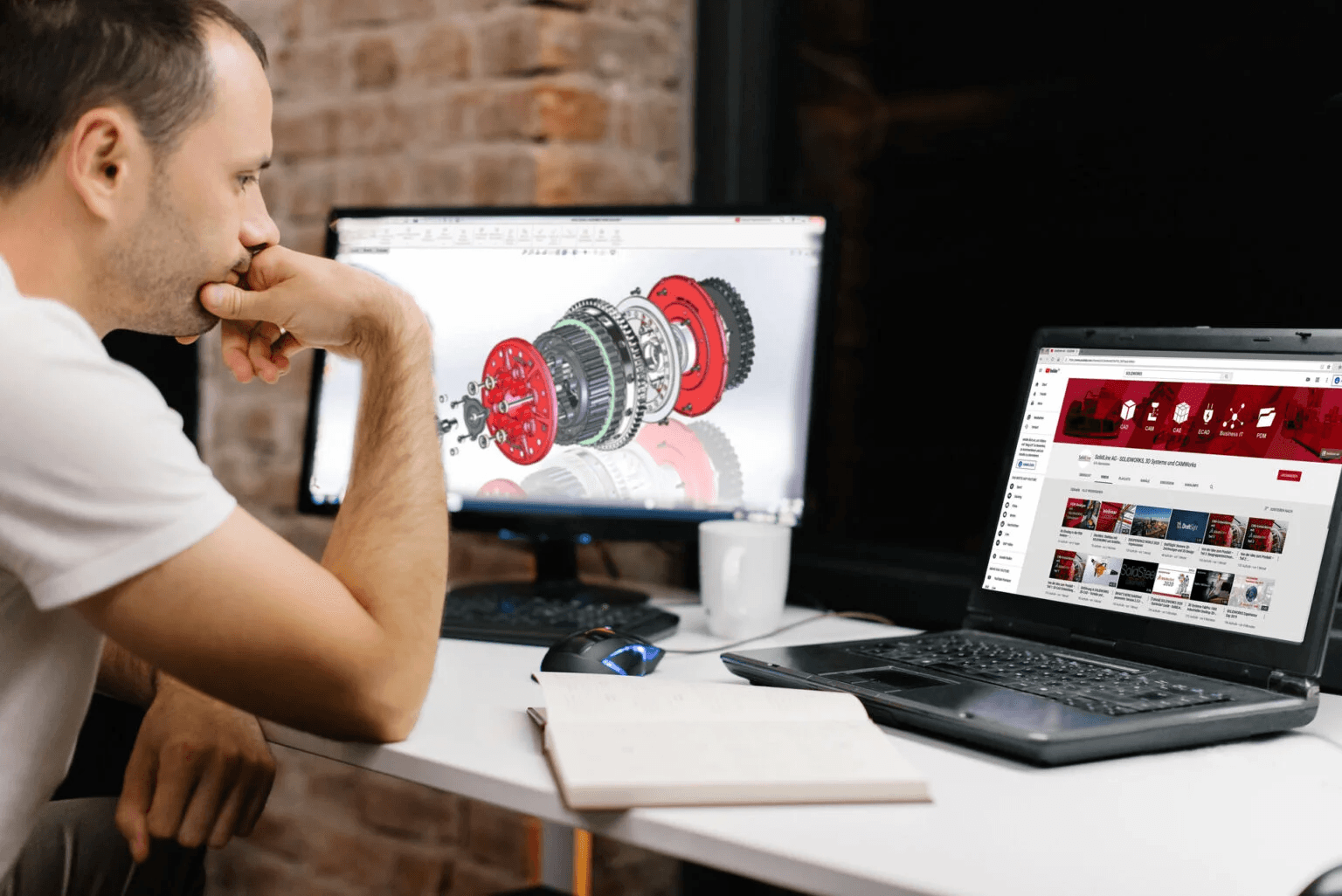 Ein Mann arbeitet im Home-Office am PC mit geöffneter SOLIDWORKS-Anwendung