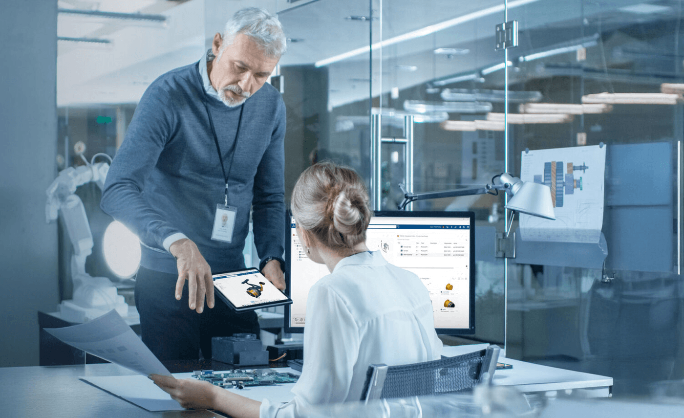 zwei-personen-arbeiten-mit-3dexperience