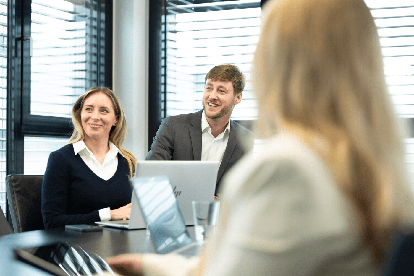 drei-personen-in-einer-besprechung