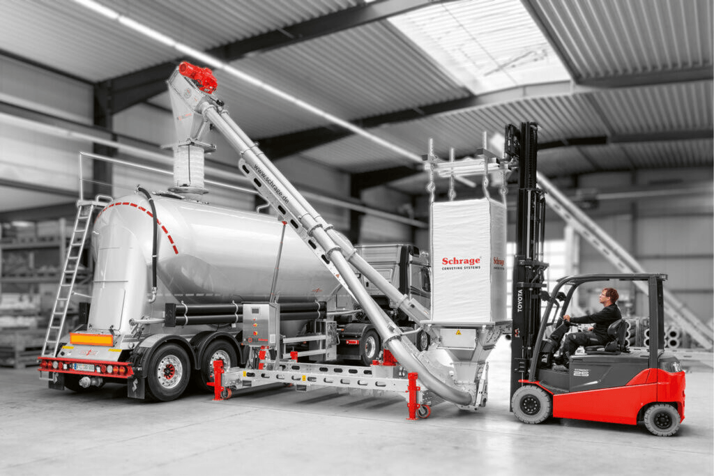 schrage-mobiler-rohrkettenfoerderer-im-einsatz