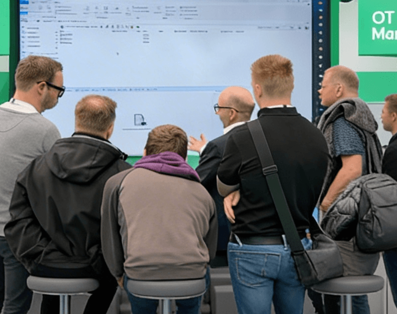 Personen stehen im Kreis für eine Demonstration am Bechtle Stand