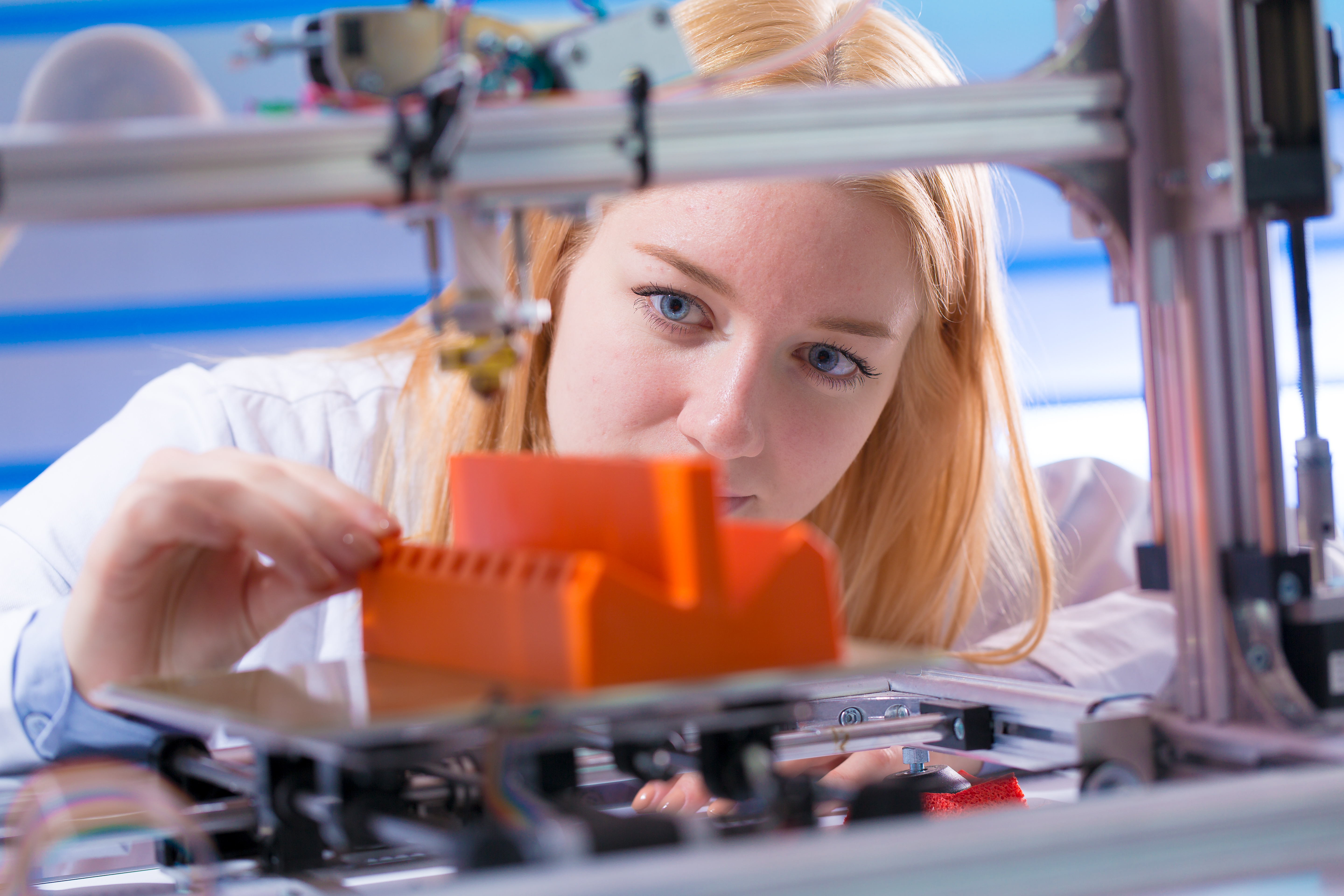 Young woman work with 3d printer Frau mit 3D-Drucker