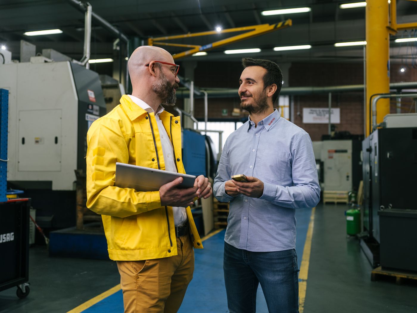 bplm_beitragsbild_sandvik techdays 2026_zwei männer in einer fertigungshalle bplm_beitragsbild_sandvik techdays 2026_zwei männer in einer fertigungshalle