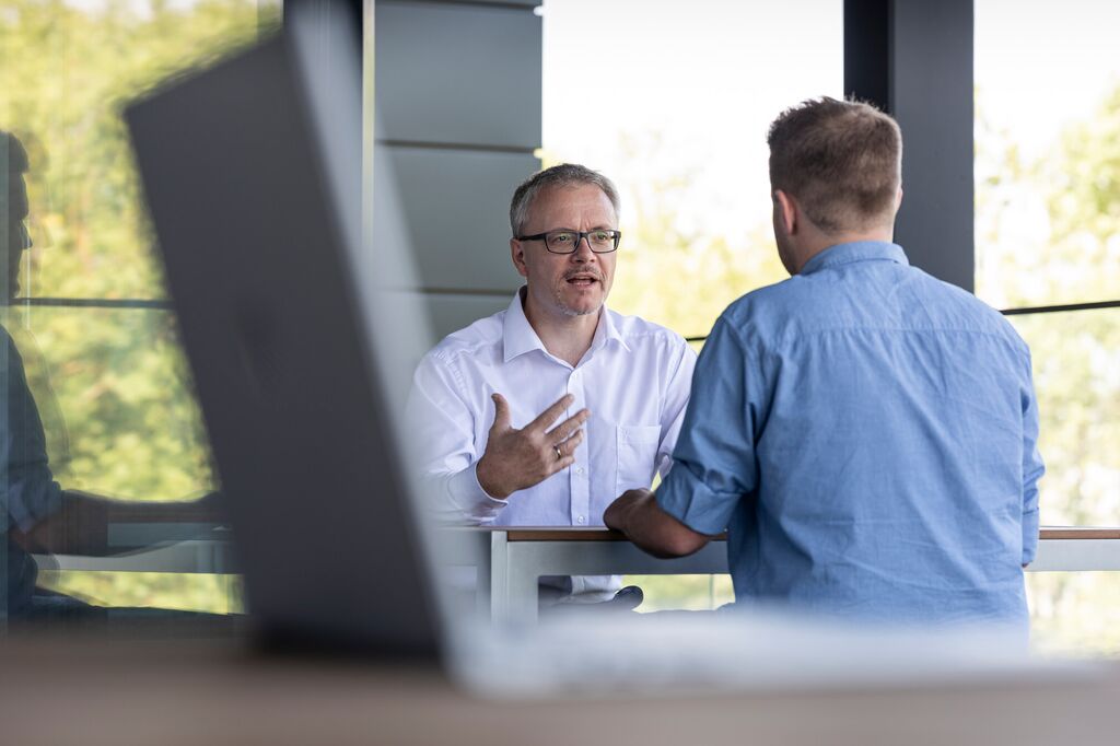 Medium-Menschen-Kollegen-Gespraech-Gespraeche-Besprechung-Meeting-Zusammenarbeit-Teamwork-Beratung-3