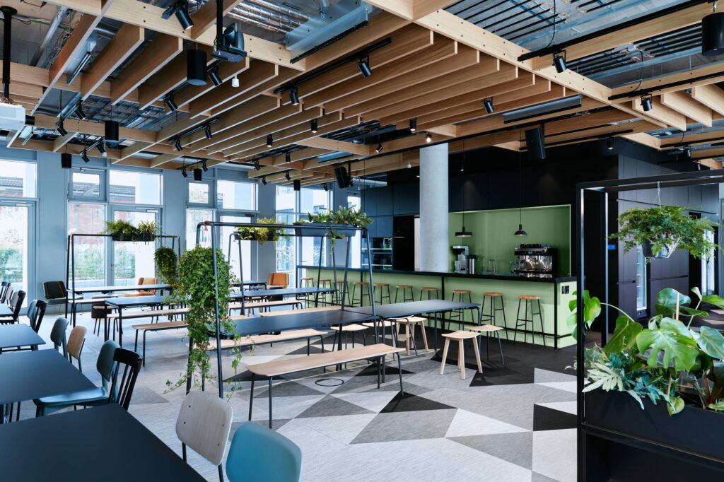 Referenz_Weisse_Bild_Projekt_Hypoport_Kueche_Bar_by_Mark_Seelen